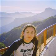 Profesora de dibujo de ambientación para personas de todas las edades